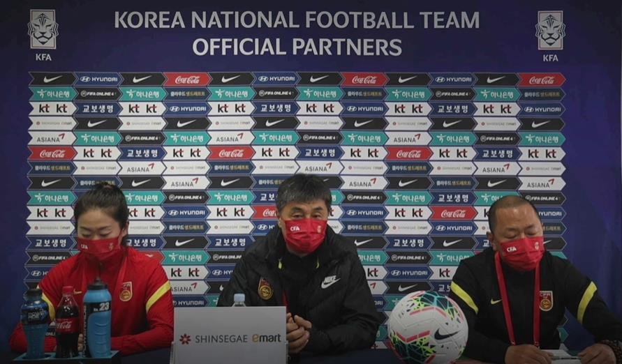 기자회견에 나선 중국 여자축구대표팀의 자슈취안 감독(가운데)과 우하이옌(맨왼쪽)