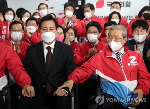 출구조사 결과 지켜보는 오세훈