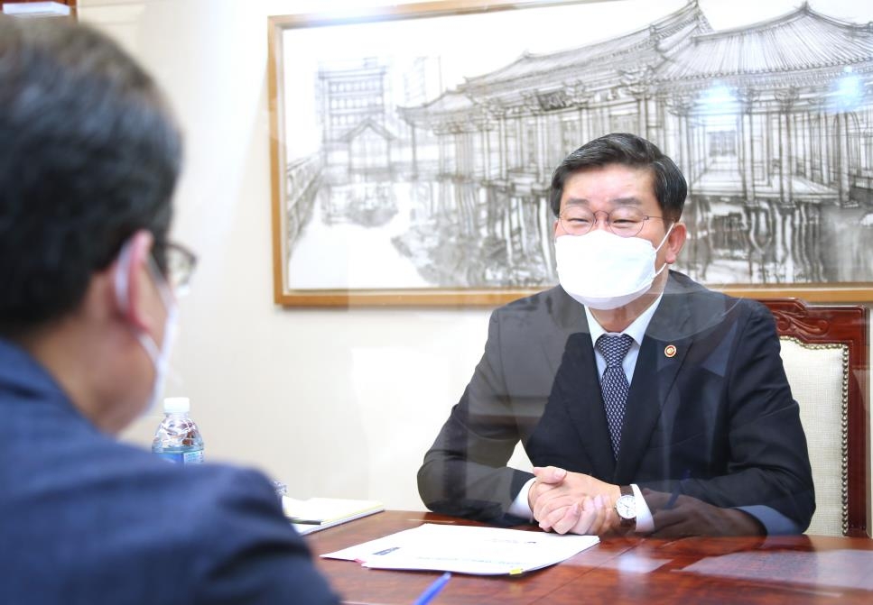 연합뉴스와 인터뷰하는 전해철 행정안전부 장관