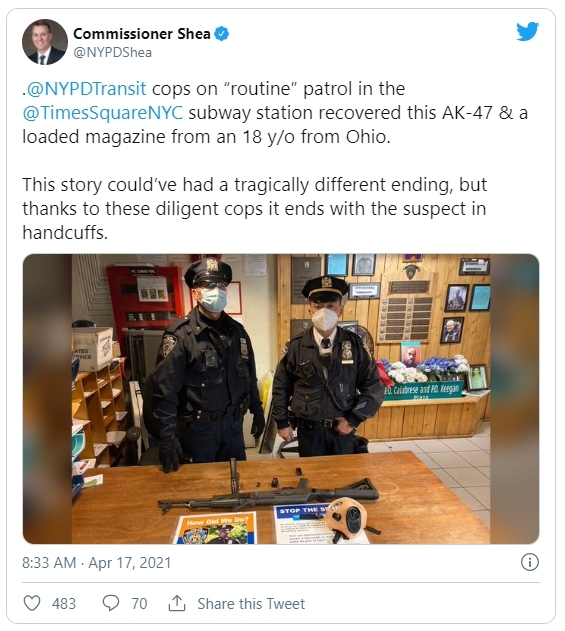 NYPD국장의 트위터에 게재된 압수된 AK-47 사진