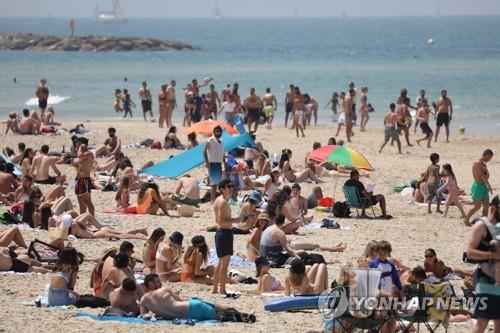 마스크를 쓰지 않은 채 해변에 나와 여유를 즐기는 이스라엘 시민들