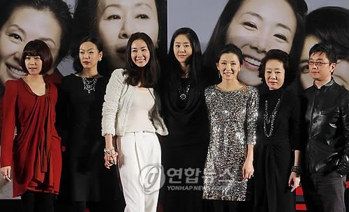 2009년 '여배우들' 제작보고회 당시 이재용 감독(맨 오른쪽)과 윤여정