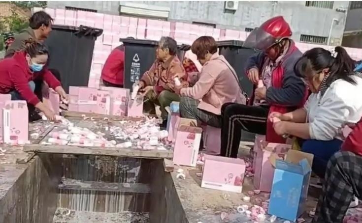 중국서 우유 속 아이돌 투표 QR코드 챙기고 우유를 버리는 광경