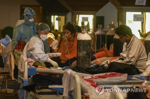 코로나 신규 확진 이틀 연속 '세계 최다' 기록한 인도 (뉴델리 AFP=연합뉴스) 인도 수도 뉴델리의 신종 코로나바이러스 감염증(코로나19) 임시 병동에서 7일(현지시간) 개인보호장비를 착용한 의료진이 코로나19 환자들을 돌보고 있다. 인도 정부가 이날 발표한 코로나19 신규 확진자 수는 41만4천100여 명으로 전날보다 소폭 증가하며 이틀 연속 세계 최다를 기록했다. sungok@yna.co.kr (끝)