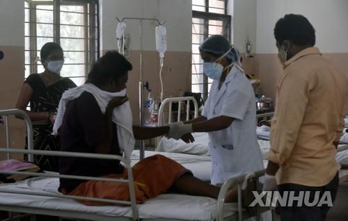 인도 하이데라바드의 한 병원에서 털곰팡이균 감염자(왼쪽에서 두 번째)를 치료하는 의료진(오른쪽에서 두 번째). [신화=연합뉴스]