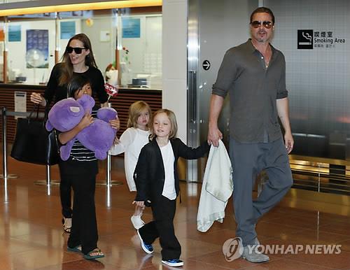 2013년 자녀들과 함께 영화 홍보차 일본을 방문한 브래드 피트와 앤젤리나 졸리