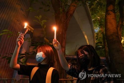 톈안먼 민주화시위 32주년을 맞은 4일 저녁 빅토리아 파크 인근에서 촛불을 들어올린 시민들.[로이터=연합뉴스]