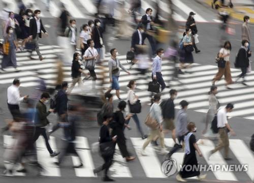 (도쿄 EPA=연합뉴스) 일본 10개 광역자치단체에 신종 코로나바이러스 감염증(코로나19) 긴급사태가 발효 중인 지난달 28일 도쿄도(東京都) 시부야(澁谷)구의 교차로에서 행인들이 횡단보도를 건너고 있다.