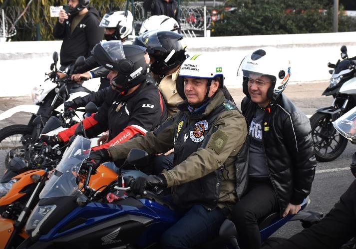 브라질 대통령, 코로나 우려 속 오토바이 행진 강행