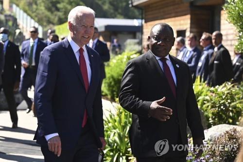지난 12일 영국 콘월에서 바이든 미국 대통령과 걷는 라마포사(우) 남아공 대통령