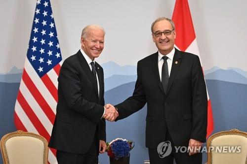 기 파르믈랭 스위스 대통령과 양자회담 하는 조 바이든 미국 대통령(왼쪽)