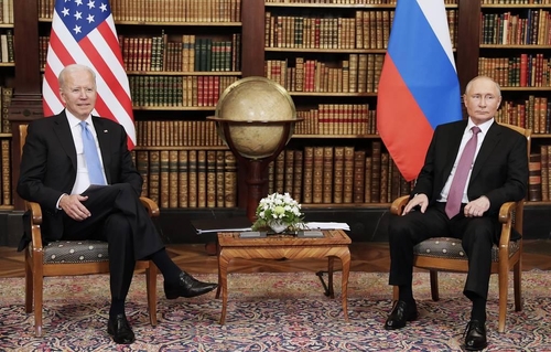 회담하는 바이든 대통령(왼쪽)과 푸틴 대통령.