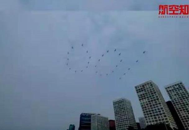 13일 베이징 상공에서 숫자 '100' 형상화하며 비행 중인 헬리콥터