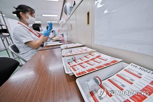 백신 접종 준비하는 일본 의료 종사자