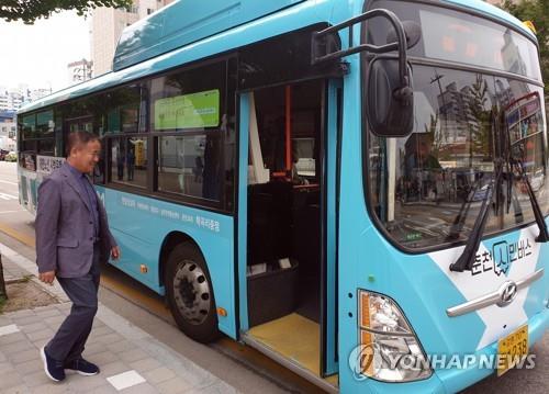 2019년 시내버스 노선 개편에 따라 시범운행 하는 버스에 오르는 이재수 춘천시장.