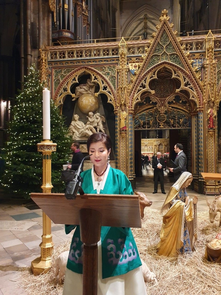 영국 웨스트민스터 대성당에서 성경 봉독하는 박은하 주영 한국대사