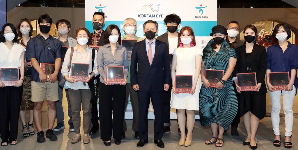 하나은행은 신진작가들을 후원하기 위해 메인스폰서로 참여하고 있는 'Korean Eye 2020' 프로젝트의 마지막 서울 전시회를 후원한다고 23일 밝혔다. 전시회 시작에 앞서 박성호 하나은행장(앞줄 왼쪽에서 다섯번째)이 전시회 참여 작가들과 기념촬영을 하고 있다. 2021.6.23. [하나은행 제공]