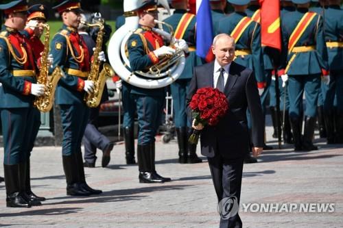 22일(현지시간) 모스크바 무명용사의 묘에 헌화하는 블라디미르 푸틴 대통령.