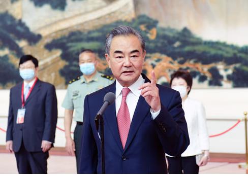 외교사절 100명 초청한 왕이 중국 외교부장