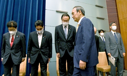 스가와 참모들
