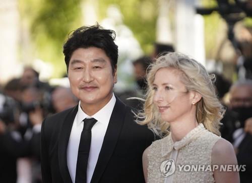 칸 영화제서 예시카 하우스너와 시사회 참석하는 송강호