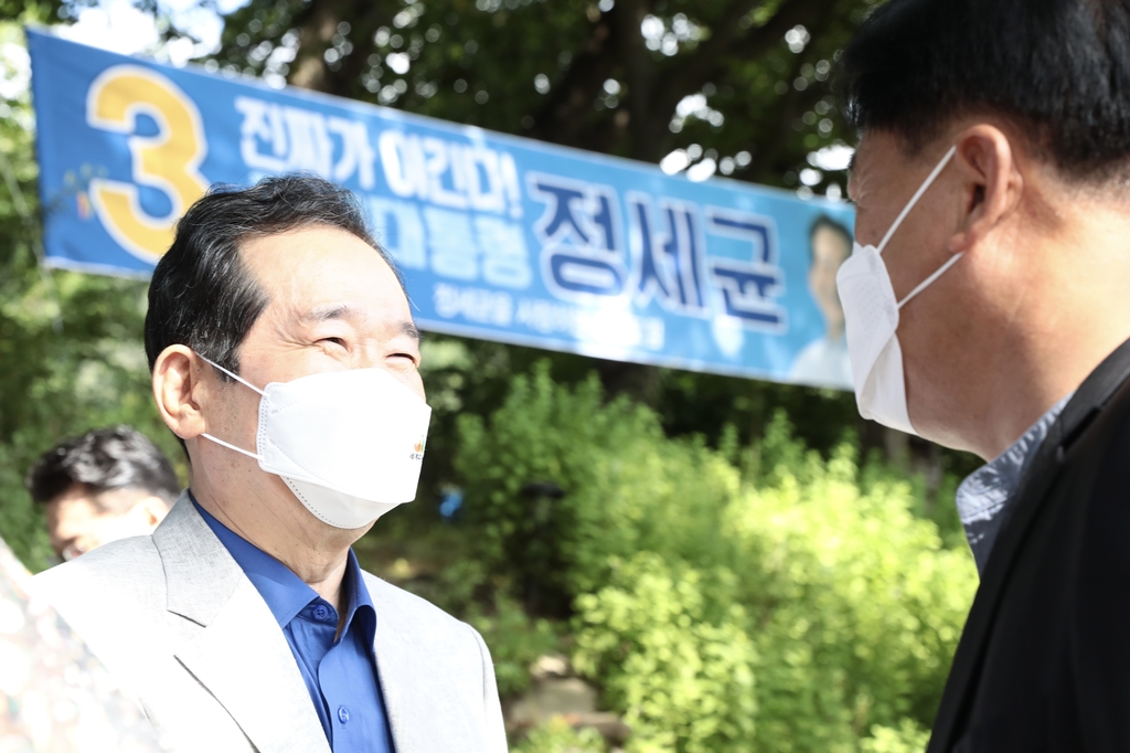 대화 나누는 정세균