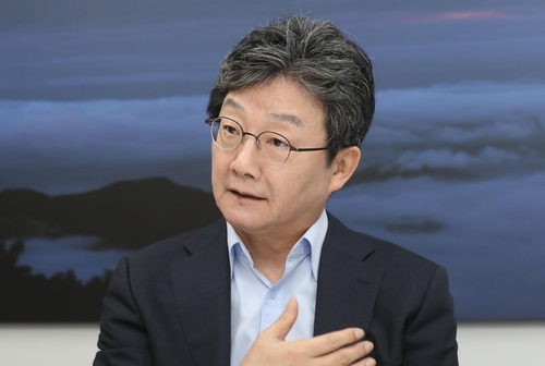 연합뉴스와 인터뷰하는 유승민 전 의원