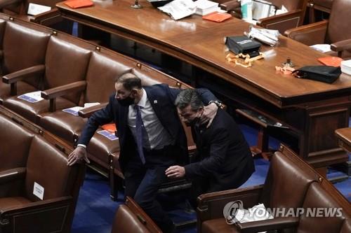시위대 의사당 난입에 황급히 대피하는 미 의원들