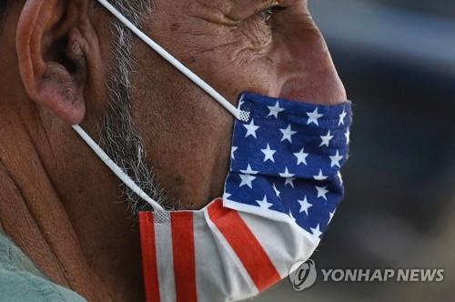 미국 캘리포니아 할리우드에서 한 남성이 미국 국기 문양이 프린트된 마스크를 쓰고 있다. [AP=연합뉴스 자료사진]