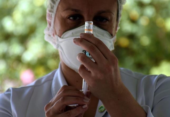 코로나19 백신 접종하는 브라질 간호사