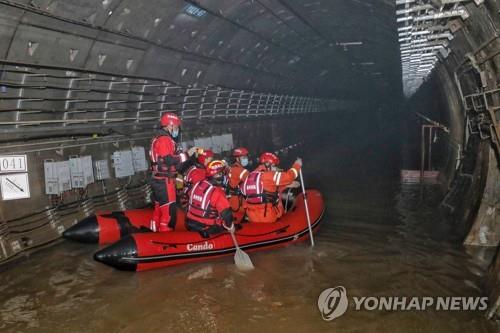 26일 중국 허난성 정저우의 지하철 침수 현장을 수색 중인 구조대원들