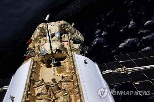 ISS 본체 모듈 즈베즈다에 도킹한 나우카 모듈