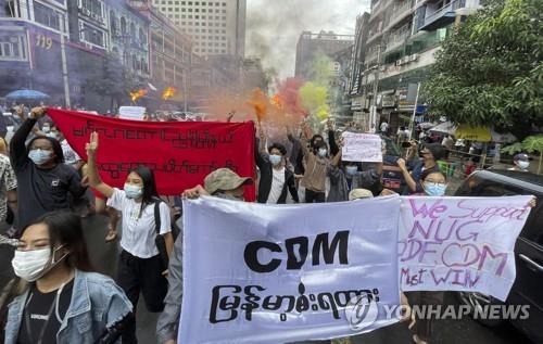 시민들이 양곤 시내에서 쿠데타 반대 시위를 벌이는 모습. 2021.6.26