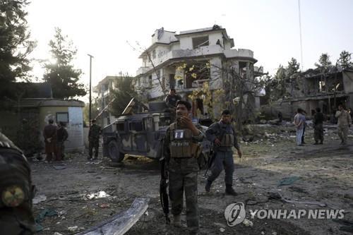 폭발이 발생한 아프간 수도 카불의 국방장관 공관을 살펴보는 치안 병력. [AP=연합뉴스]