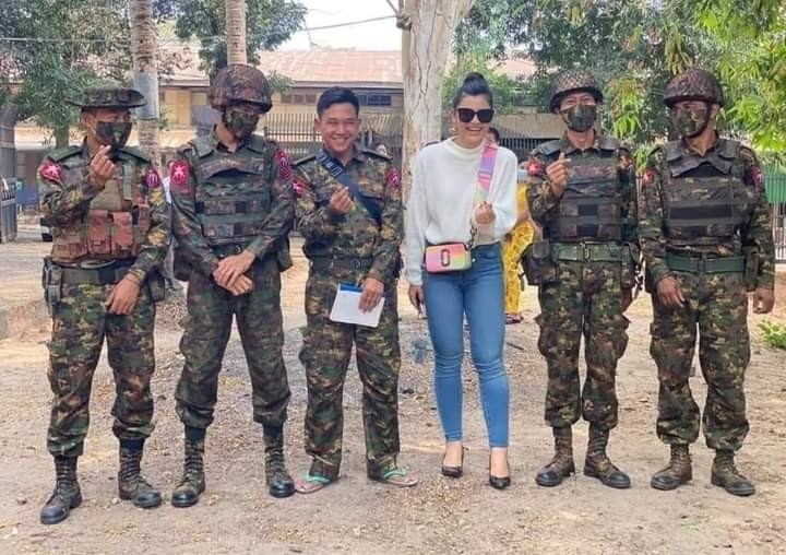 군부 지지 연예인 쉐 유빠 우(선글라스 쓴 이)가 군인들과 함께 찍은 사진.