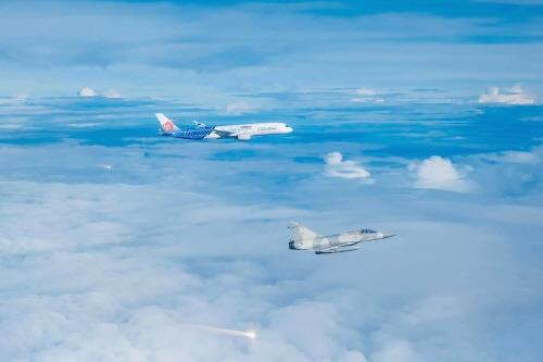 중화항공기 옆에서 에스코트하는 대만 미라주 전투기(아래쪽)