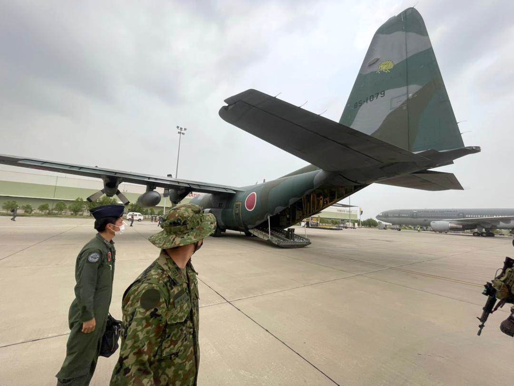 (이슬라마바드 교도=연합뉴스) 아프가니스탄 카불 공항에서 교도통신 소속 일본인 통신원 1명을 태우고 27일 오후 파키스탄 이슬라마바드 공항에 도착한 자위대 수송기. 