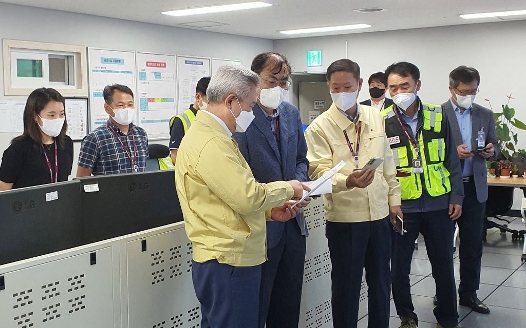16일 한국공항공사 손창완 사장이 제주국제공항을 점검하는 모습