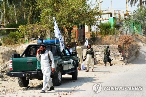 18일 아프간 동부 잘랄라바드 폭탄 공격 현장을 수색하는 탈레반 대원. [AFP=연합뉴스]