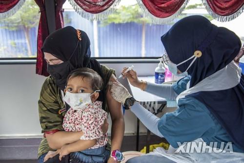 말레이시아에서 진행된 코로나19 백신 접종 모습. [신화=연합뉴스]