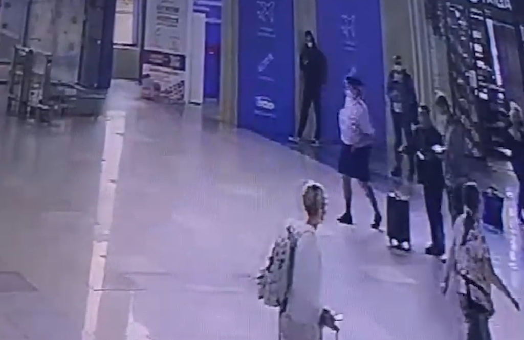 블라디보스토크 공항에서 체포되는 중국인 남성의 모습.