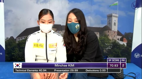 키스앤크라이에서 점수를 확인하는 김민채(왼쪽)와 박빛나 코치