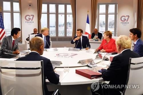 G7 정상회의 실무회의장에 둘러앉은 정상들