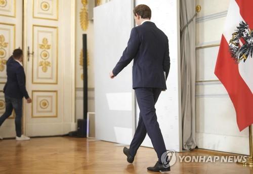 사임 발표 후 기자회견장을 나서는 쿠르츠 전 총리