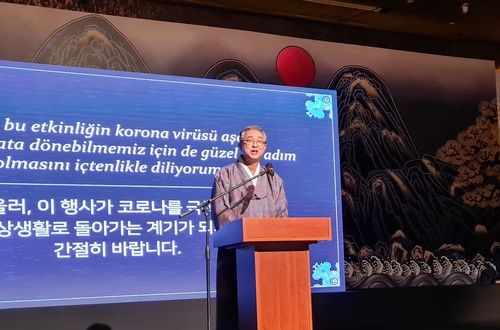 국경일 행사에서 인사말 하는 이원익 주터키대사