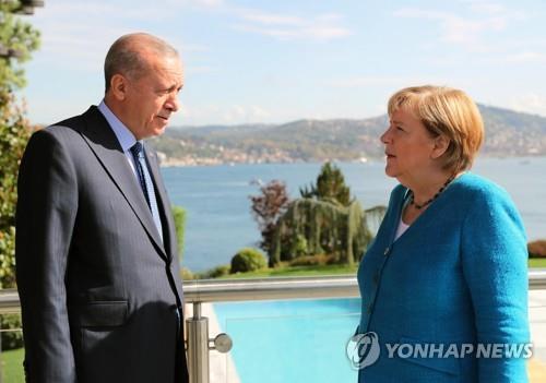 퇴임을 앞두고 16일(현지 시각) 터키를 방문한 앙겔라 메르켈 총리가 레제프 타이이프 에르도안 터키 대통령을 만나고 있다. ［연합뉴스 자료사진］