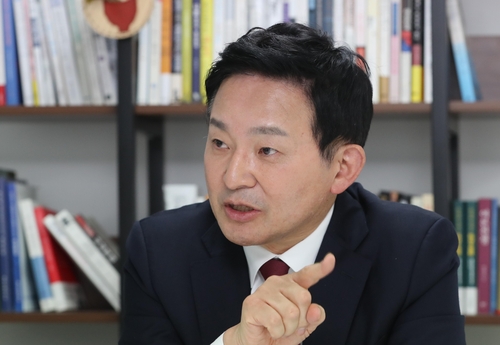 연합뉴스와 인터뷰하는 원희룡 전 제주지사