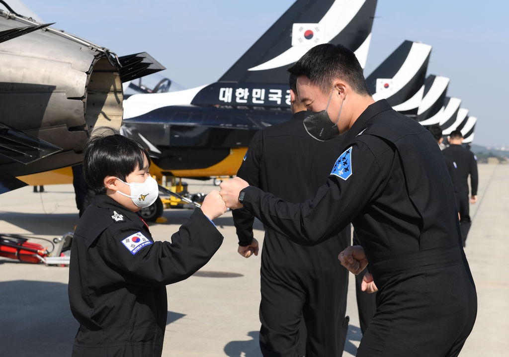 희소암 투병 어린이, 일일 블랙이글스 요원되다