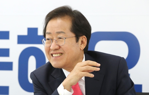 연합뉴스와 인터뷰하는 홍준표 의원