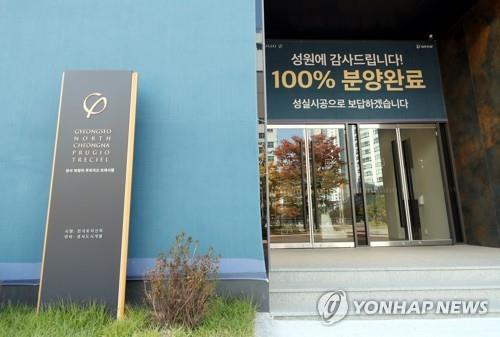 '오피스텔 분양 100% 완료' (인천=연합뉴스) 윤태현 기자 = 25일 오후 인천시 서구 '북청라 푸르지오 트레시엘 오피스텔' 모델하우스 출입문에 분양 완료 홍보물이 걸려 있다. 경서3 도시개발지구에 들어서는 이 오피스텔은 전체 규모가 1천522실에 달하는 대형 단지인데 청약 당시 4만3천229건이 접수돼 평균 경쟁률이 28대 1을 넘었다. 2021.10.25 tomatoyoon@yna.co.kr (끝)